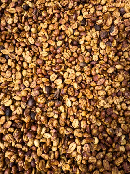 Honig Kaffeebohnen Natürliche Sonne Trocknen Prozess Vollbild Von Oben lizenzfreie Stockfotos
