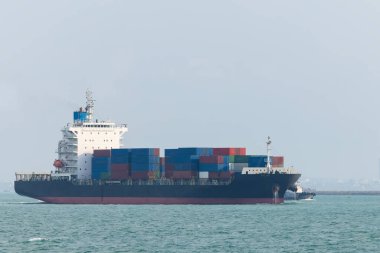 Denizde yelken açan konteyner gemisi, uluslararası ithalat, küresel iş ve endüstri hizmeti, deniz yoluyla kargo lojistiği, Asya pasifiği, 