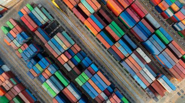 Yığılmış kargo konteynırları yukarıdan aşağıya doğru görünüyor. Lojistik terminalindeki konteynırlar. Kargo konteynırı açık hava deposu