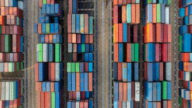 Yığılmış kargo konteynırları yukarıdan aşağıya doğru görünüyor. Lojistik terminalindeki konteynırlar. Kargo konteynırı açık hava deposu