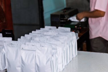 Beyaz kahve torbasını üst üste kapat, nakliye ve perakende işlemleri için paket. 