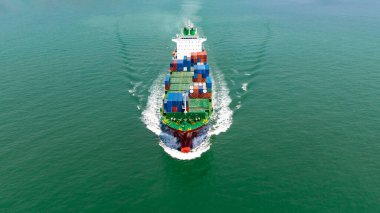 Konteyner gemisi denizde tam hız, ithalat küresel iş ve sanayi hizmeti, ticari ticaret lojistik ve taşımacılık, konteyner kargo nakliyesi, insansız hava aracı kamerasından hava aracı,