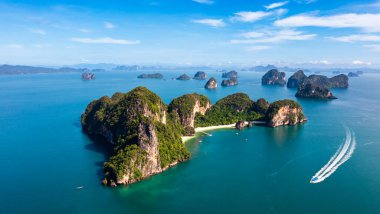 Ao Nang Adası, Rai Lay Sahili, Long Bay ve yolcu botu, turist, Andaman Denizi yaz mevsiminde Tayland 'ın Krabi Eyaleti' nde görülüyor., 