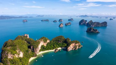 Ao Nang Adası, Rai Lay Sahili, Long Bay ve yolcu botu, turist, Andaman Denizi yaz mevsiminde Tayland 'ın Krabi Eyaleti' nde görülüyor., 