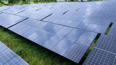 Güneş panelleri elektrik, yenilenebilir enerji projesi ve sürdürülebilir bir gelecek için temiz enerji üretmek için güneş enerjisi alırlar. Drone 'dan fotoğraf.