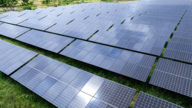 Güneş panelleri elektrik, yenilenebilir enerji projesi ve sürdürülebilir bir gelecek için temiz enerji üretmek için güneş enerjisi alırlar. Drone 'dan fotoğraf.