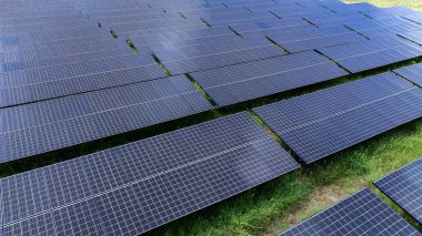 Güneş panelleri elektrik, yenilenebilir enerji projesi ve sürdürülebilir bir gelecek için temiz enerji üretmek için güneş enerjisi alırlar. Drone 'dan fotoğraf.