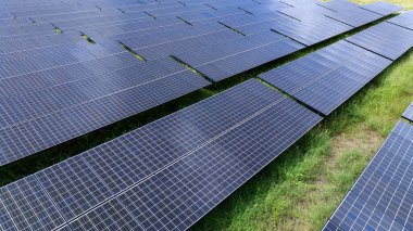 Güneş panelleri elektrik, yenilenebilir enerji projesi ve sürdürülebilir bir gelecek için temiz enerji üretmek için güneş enerjisi alırlar. Drone 'dan fotoğraf.