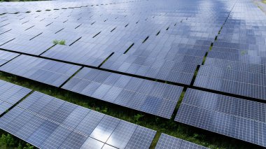 Güneş panelleri elektrik, yenilenebilir enerji projesi ve sürdürülebilir bir gelecek için temiz enerji üretmek için güneş enerjisi alırlar. Drone 'dan fotoğraf.