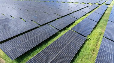 Güneş panelleri elektrik, yenilenebilir enerji projesi ve sürdürülebilir bir gelecek için temiz enerji üretmek için güneş enerjisi alırlar. Drone 'dan fotoğraf.