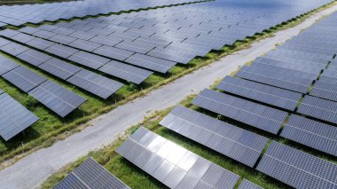 Güneş panelleri elektrik, yenilenebilir enerji projesi ve sürdürülebilir bir gelecek için temiz enerji üretmek için güneş enerjisi alırlar. Drone 'dan fotoğraf.