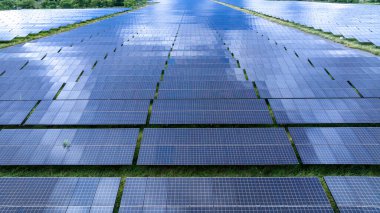 Güneş panelleri elektrik, yenilenebilir enerji projesi ve sürdürülebilir bir gelecek için temiz enerji üretmek için güneş enerjisi alırlar. Drone 'dan fotoğraf.