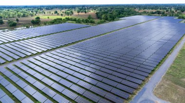 Güneş panelleri elektrik, yenilenebilir enerji projesi ve sürdürülebilir bir gelecek için temiz enerji üretmek için güneş enerjisi alırlar. Drone 'dan fotoğraf.