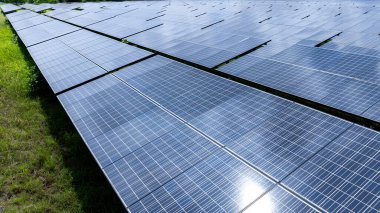 Güneş panelleri elektrik, yenilenebilir enerji projesi ve sürdürülebilir bir gelecek için temiz enerji üretmek için güneş enerjisi alırlar. Drone 'dan fotoğraf.