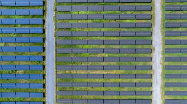 Güneş panelleri elektrik, yenilenebilir enerji projesi ve sürdürülebilir bir gelecek için temiz enerji üretmek için güneş enerjisi alırlar. Drone 'dan hava görüntüsü.