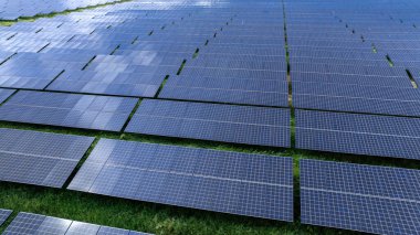 Güneş panelleri elektrik, yenilenebilir enerji projesi ve sürdürülebilir bir gelecek için temiz enerji üretmek için güneş enerjisi alırlar. Drone 'dan fotoğraf.