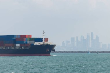 Denizde yelken açan konteyner gemisi, uluslararası ithalat, küresel iş ve endüstri hizmeti, deniz yoluyla kargo lojistiği, Asya pasifiği, 