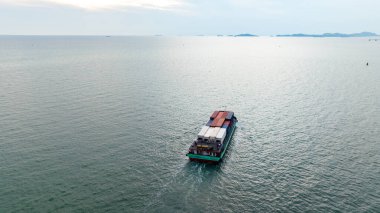 Hava gözlem konteynırları kargo işi ticari lojistik ve ulaşım uluslararası ithalat konteynır kargo gemisiyle açık liman, iş ve sanayi taşımacılığı kavramı.