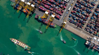 Ticari liman yükleme ve boşaltma kargo konteynır gemi ithalat ve ihracat vinç ile mal dağıtım için müşterilere ve satıcılara taşınır, havadan üst görünüm