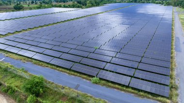 Güneş panelleri elektrik, yenilenebilir enerji projesi ve sürdürülebilir bir gelecek için temiz enerji üretmek için güneş enerjisi alırlar. Drone 'dan fotoğraf.