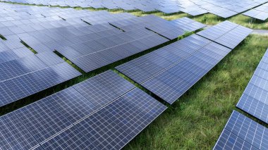 Güneş panelleri elektrik, yenilenebilir enerji projesi ve sürdürülebilir bir gelecek için temiz enerji üretmek için güneş enerjisi alırlar. Drone 'dan fotoğraf.