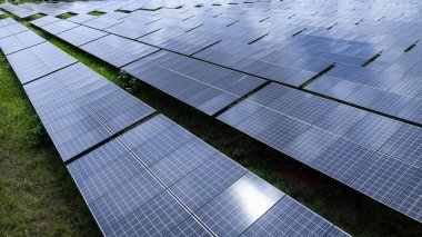 Güneş panelleri elektrik, yenilenebilir enerji projesi ve sürdürülebilir bir gelecek için temiz enerji üretmek için güneş enerjisi alırlar. Drone 'dan fotoğraf.