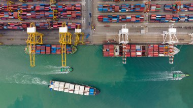 Ticari liman yükleme ve boşaltma kargo konteynır gemi ithalat ve ihracat vinç ile mal dağıtmak için müşterilere ve satıcılara taşınır, havadan üst görünüm