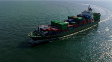 Kargo konteynırı taşımacılığı deniz ithalat malları ihracat ve dünya çapında dağıtım ürünleri, konteynır gemisi taşımacılığı, iş hizmeti ile dünya çapında satıcılara ve tüketicilere dağıtım. Ön görüntü drone görüntüsü,