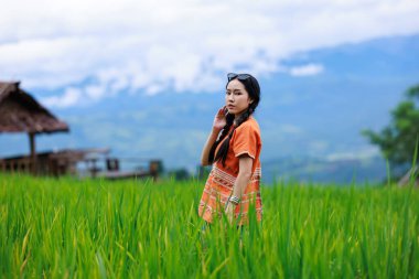 Tayland, Chiangmai 'de sabah sisinde Ban pa bong piang yeşil pirinç terasında seyahat eden Asyalı kadın portresi..
