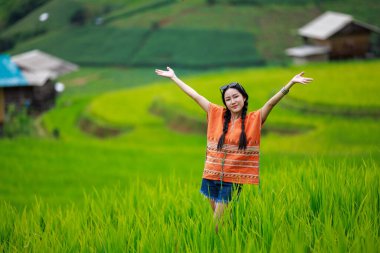 Tayland, Chiangmai 'de sabah sisinde Ban pa bong piang yeşil pirinç terasında seyahat eden Asyalı kadın portresi..