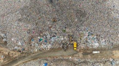 Hava manzaralı kamyon çöplüğü ve geri dönüşlü iş, atık depolama çöplüğündeki ev atıkları plastik çöp yığını ve çeşitli çöpler, çevre kirliliği uyarısı, konsept.