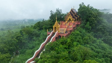 Wat Phra Doi Phra Chan Mae Tha, Lampang Bölgesi Tayland, Landmark ve Riany mevsiminde dini gösteriler, hava manzarası