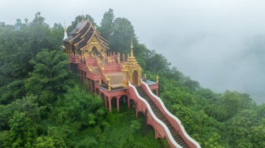 Wat Phra Doi Phra Chan Mae Tha, Lampang Bölgesi Tayland, Landmark ve Riany mevsiminde dini gösteriler, hava manzarası