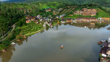 Ban Rak Thai Köyü 'ndeki tepelerin ve Çin binalarının güzel hava manzarası ve Ban Rak Thai Tatil Köyü' nde küçük bir sal turisti, Mae Hong Son, Tayland