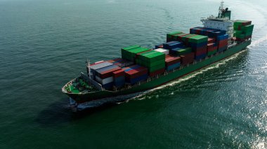Kargo konteynırı gemisi, nakliye, iş lojistik dağıtım hizmeti, hava görüntüsü, dünya çapında dağıtım ve dağıtım ürünleri ithal etmek için denizde son sürat yol alıyor.