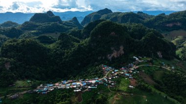 Ban Ja Bo 'nun sabahki manzara manzarası, Mae Hong Son Eyaleti Tayland, hava aracı bakış açısı.