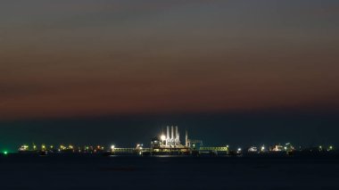 Gece deniz manzarası aydınlatma, ham petrol yüzen istasyonu ve köprü boru hattı yükü ve petrol ve doğalgaz ihracatı ithalatı ithalatı küresel taşımacılık, İHA 'dan alınan fotoğraf