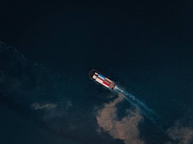 Kargo lojistik konteynır gemisi Karadeniz 'den ithalat ürünleri ithal ediyor ve Asya ve dünya çapında tüketicilere ürünler dağıtıyor. konteynır gemisiyle küresel iş ulaşımı, İHA 'dan en iyi görüntü fotoğrafı