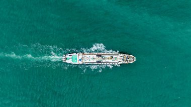 Petrol tankı konteynırı gemisi tam hız yelken ve su sıçratma orta yeşil deniz, iş ve endüstri hizmet ithalat hava üst görünümü 