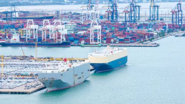 ticari liman yükleme ve boşaltma kargo konteynır gemi ithalat ve ihracat vinç ile mal dağıtım için kargo dünya çapında müşterilere ve satıcılara taşınır.