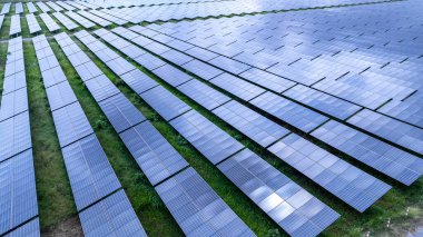 Güneş paneli çiftliğinin hava görüntüsü, temiz ve yeşil enerji kavramı.