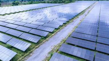 Güneş paneli çiftliğinin hava görüntüsü, temiz ve yeşil enerji kavramı.