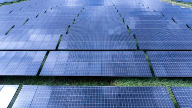 Güneş paneli çiftliğinin hava görüntüsü, temiz ve yeşil enerji kavramı.