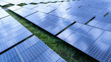 Güneş paneli çiftliğinin hava görüntüsü, temiz ve yeşil enerji kavramı.