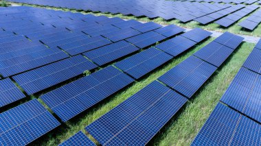 Güneş paneli çiftliğinin hava görüntüsü, temiz ve yeşil enerji kavramı.