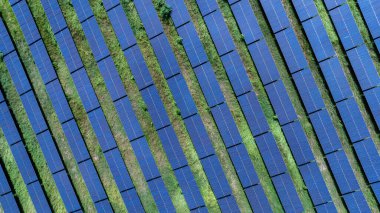 Güneş paneli çiftliğinin hava görüntüsü, temiz ve yeşil enerji kavramı.
