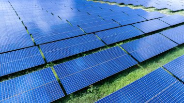 Güneş paneli çiftliğinin hava görüntüsü, temiz ve yeşil enerji kavramı.