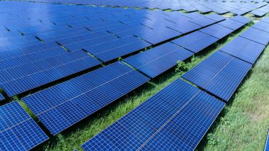 Güneş paneli çiftliğinin hava görüntüsü, temiz ve yeşil enerji kavramı.