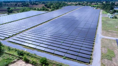 Güneş paneli çiftliğinin hava görüntüsü, temiz ve yeşil enerji kavramı.