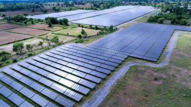 Güneş paneli çiftliğinin hava görüntüsü, temiz ve yeşil enerji kavramı.